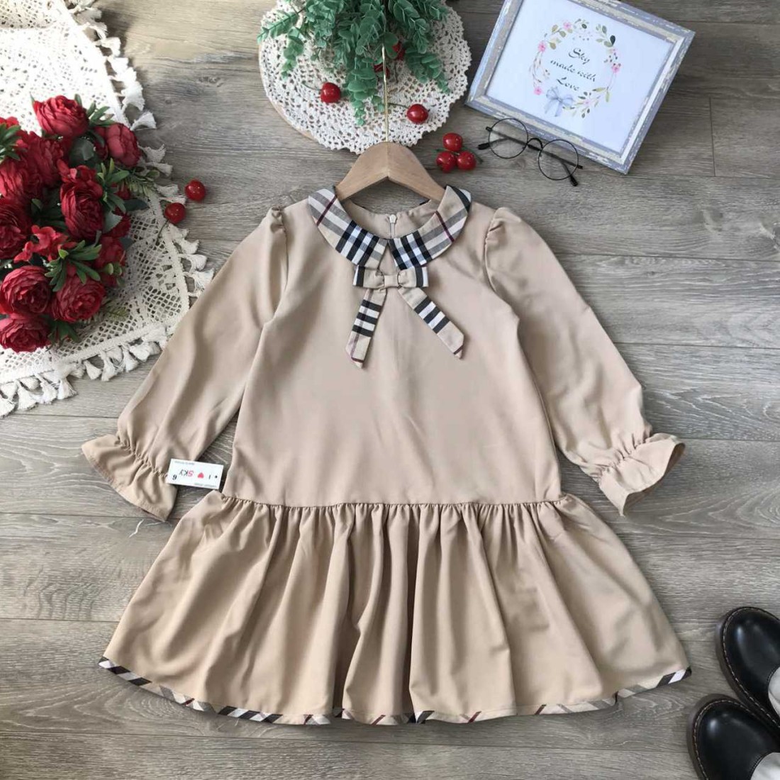 Váy đuôi cá cổ sen kẻ burberry size 6-10-